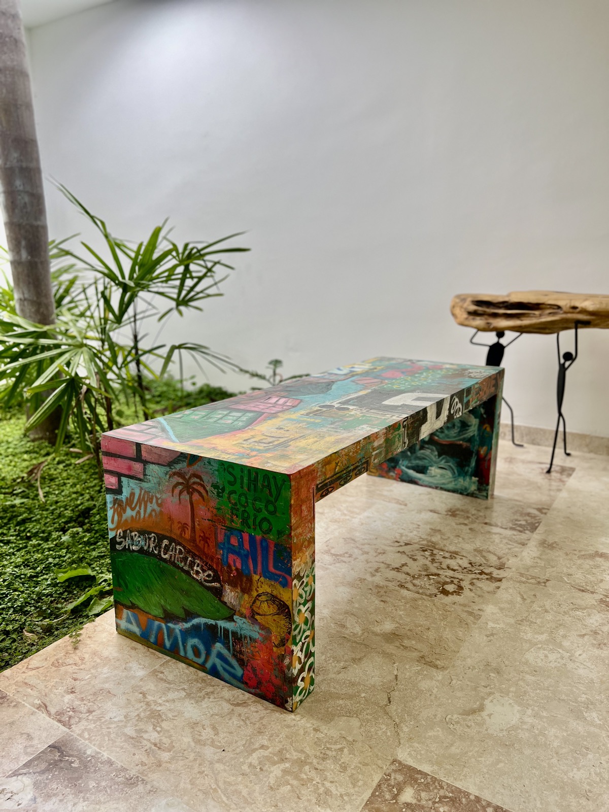 Banco pintado por Luis Jones